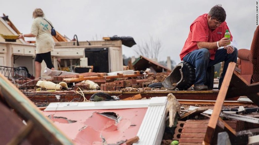Εικόνες απόλυτης καταστροφής: 18 νεκροί από ακραία καιρικά φαινόμενα στη Τζόρτζια των ΗΠΑ