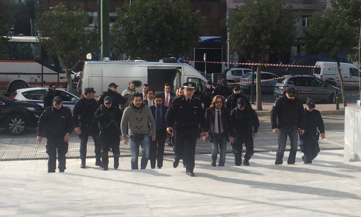 Ξαφνική «εμπλοκή» - Αναβλήθηκε η απόφαση για τους 8 Τούρκους στρατιωτικούς (vid)