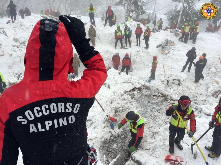 Ακραία καιρικά φαινόμενα πλήττουν την Ιταλία - Συνεχίζονται οι προσπάθειες στο ξενοδοχείο Rigopiano