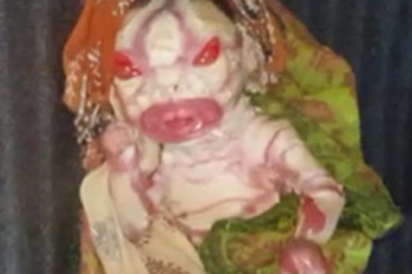 Σκληρές εικόνες: «Καταραμένη» μάνα γέννησε μωρό… τέρας και αρνείται να το ταΐσει (video+pics)