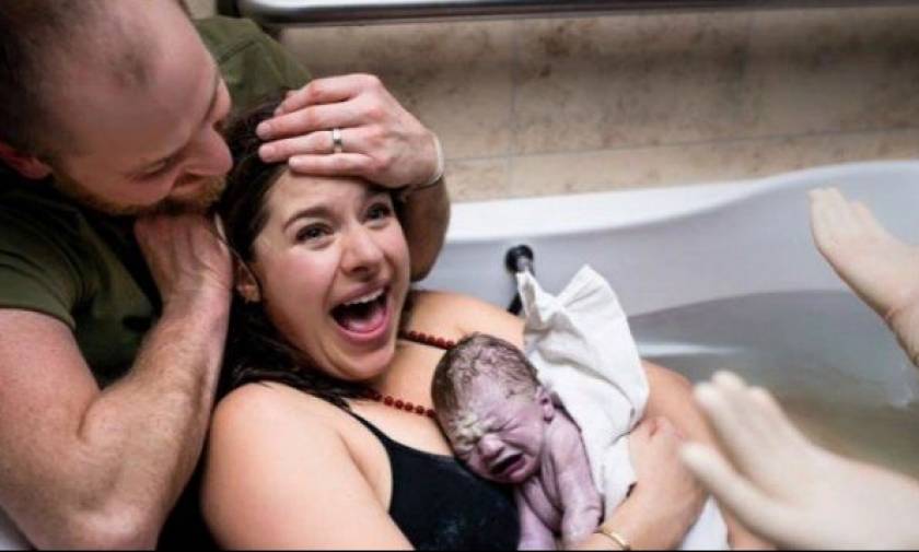 Φωτογραφίες με νεογέννητα τη στιγμή που οι μαμάδες τους τα βλέπουν για πρώτη φορά