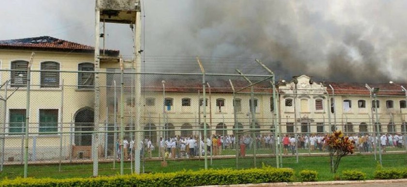 Εκρηκτική η κατάσταση στη Βραζιλία: Κρατούμενοι έκαψαν φυλακή σε νέα εξέγερση – Δεκάδες απέδρασαν