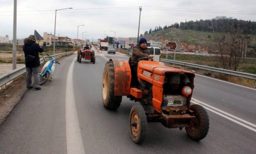 Μπλόκα αγροτών: Εντατικοποιούνται οι κινητοποιήσεις σε όλη την Ελλάδα - Μπλόκα σε κομβικά σημεία