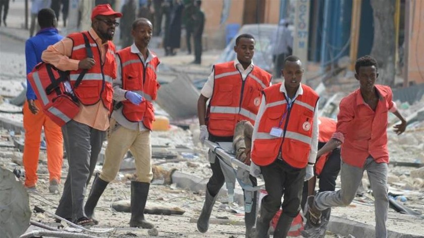 ΈΚΤΑΚΤΟ: Ισχυρές εκρήξεις σε ξενοδοχείο στο Μογκαντίσου – Πολλοί ξένοι δημοσιογράφοι τραυματίες