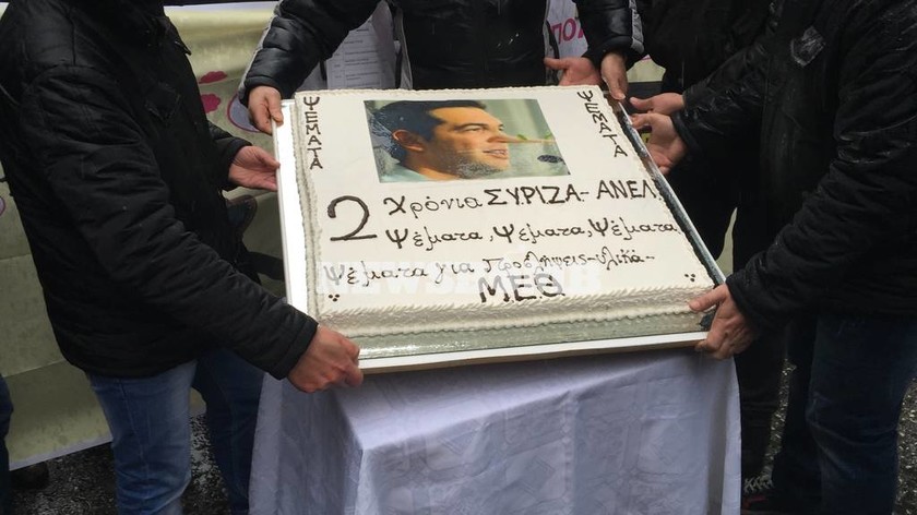 ΠΟΕΔΗΝ: Έκοψε …τούρτα για τα δυο χρόνια υποσχέσεων από την κυβέρνηση που δεν τηρήθηκαν (pics-vid)
