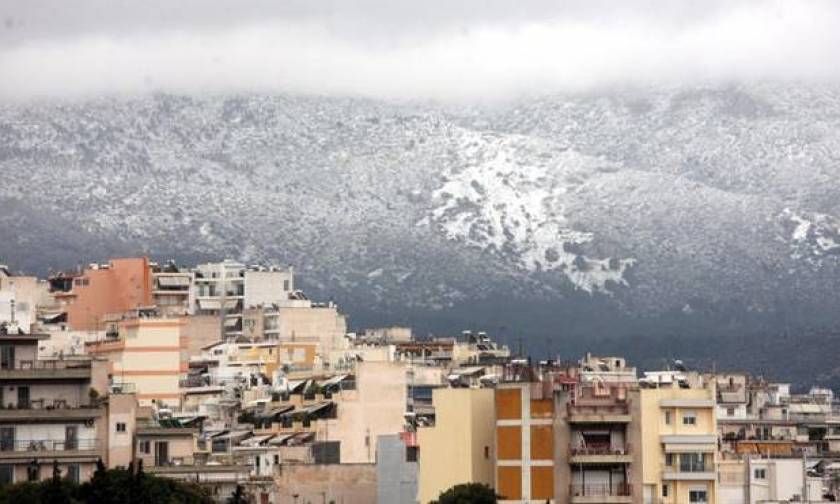 Καιρός LIVE: Χιονίζει τώρα στην Πάρνηθα – Πού θα το στρώσει τις επόμενες ώρες