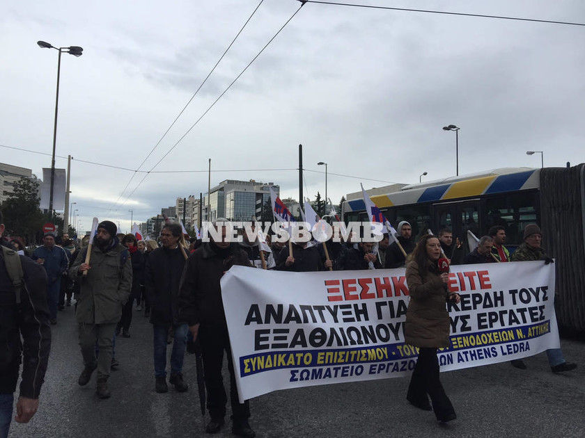 Πορεία με αίτημα την καταβολή δεδουλευμένων πραγματοποίησαν εργαζόμενοι του Athens Ledra (pics)