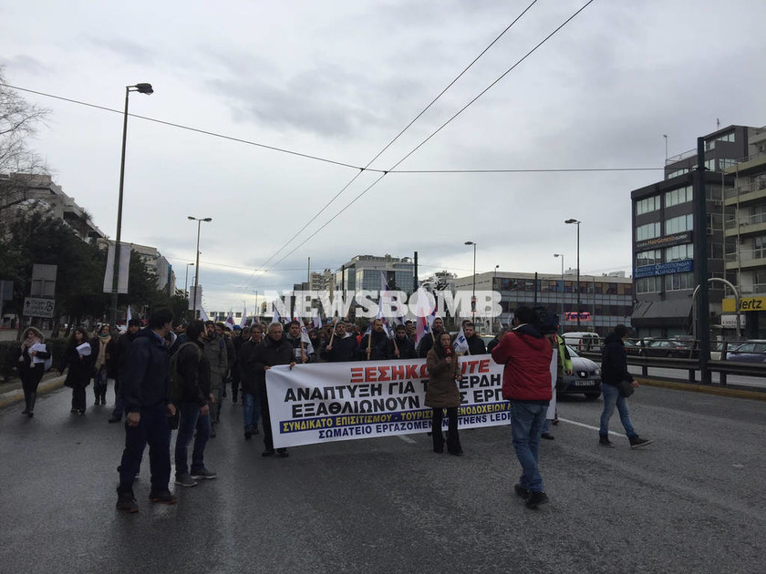 Πορεία με αίτημα την καταβολή δεδουλευμένων πραγματοποίησαν εργαζόμενοι του Athens Ledra (pics)