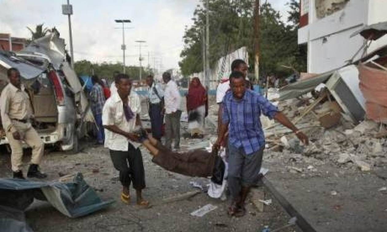 Σομαλία: Τουλάχιστον 28 νεκροί και δεκάδες τραυματίες από τη διπλή επίθεση στο ξενοδοχείο (video)