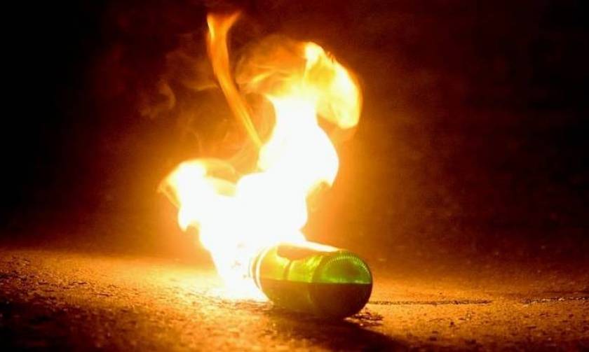 Επίθεση με βόμβες μολότοφ κατά διμοιρίας ΜΑΤ στην Χαριλάου Τρικούπη