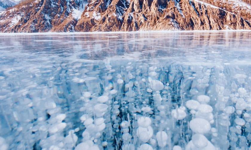 Μαγεία: Η πιο βαθιά λίμνη του κόσμου πάγωσε! – Συγκλονιστικές φωτογραφίες