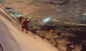 Viral: Η συγκλονιστική διάσωση μιας γυναίκας οδηγού από τα παγωμένα νερά ποταμού στη Μόσχα (Vids)
