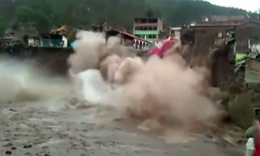 Απίστευτο βίντεο: Ξενοδοχείο κατέρρευσε μέσα σε ποτάμι στο Περού