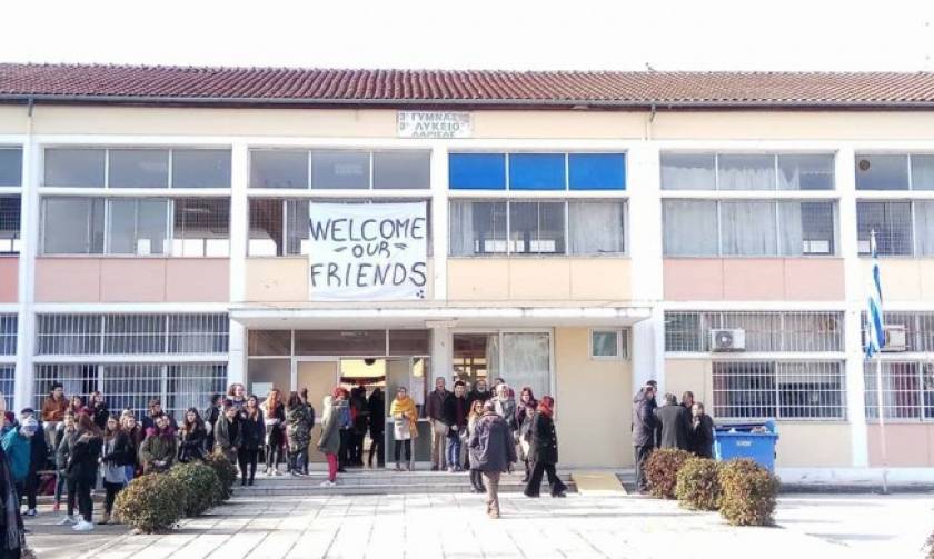 Θερμό καλωσόρισμα στα προσφυγόπουλα σε σχολείο της Λάρισας (pics&vid)