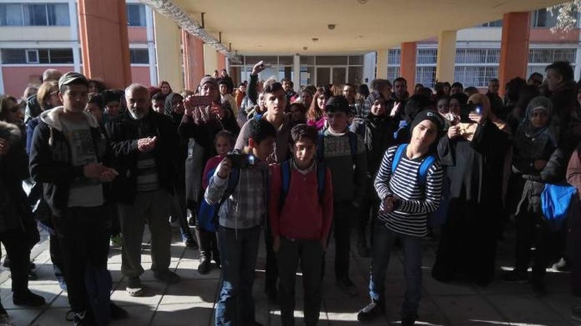 Θερμό καλωσόρισμα στα προσφυγόπουλα σε σχολείο της Λάρισας