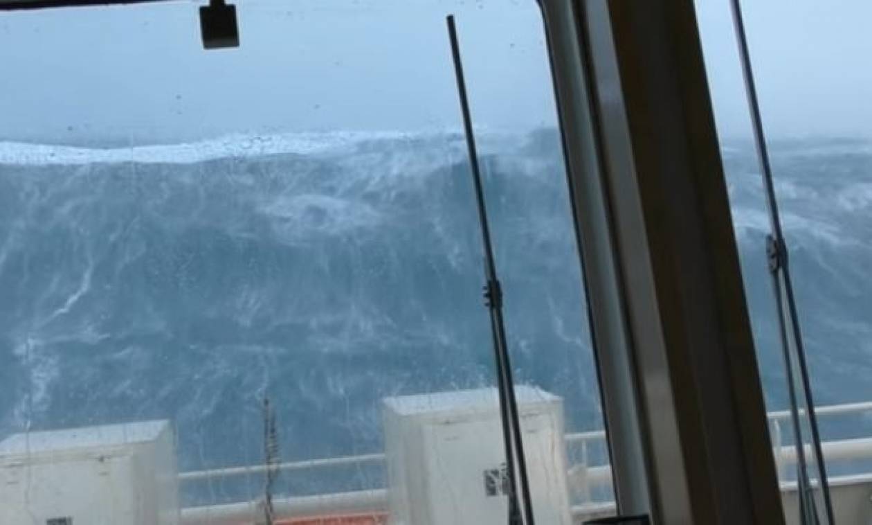Κόβει την ανάσα: Σκάφος δίνει μάχη με κύματα 20 μέτρων! (vid)