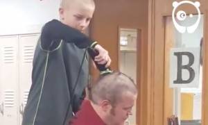 ΗΠΑ: Γιατί ένας διευθυντής σχολείου άφησε μαθητή να του ξυρίσει το κεφάλι; (vid)