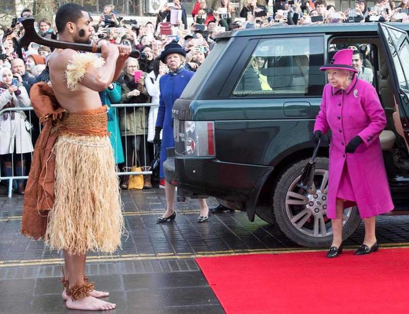 Βρετανία: Η νέα δημόσια εμφάνιση της βασίλισσας Ελισάβετ μετά το κρυολόγημα! (pics)