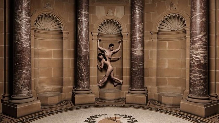 Παγκόσμια πρωτιά! Ολόγυμνοι μέσα στο μουσείο σύγχρονης τέχνης (photos)