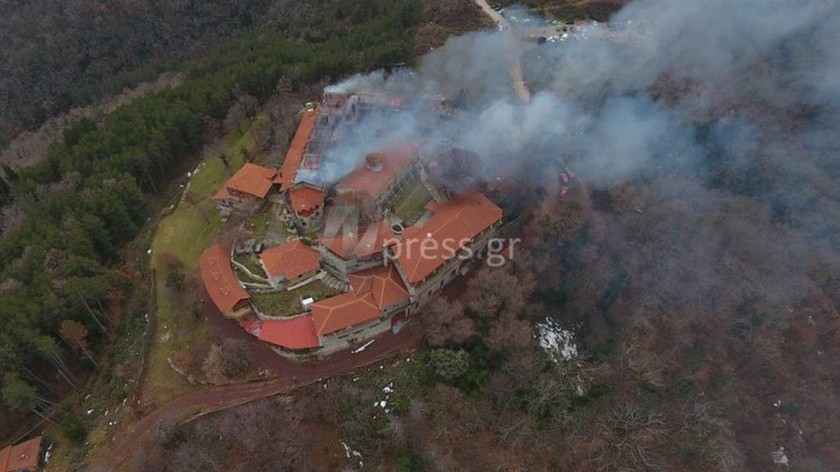Ναύπακτος: Πυρκαγιά ξέσπασε στη Μονή Βαρνάκοβας (photo - video)