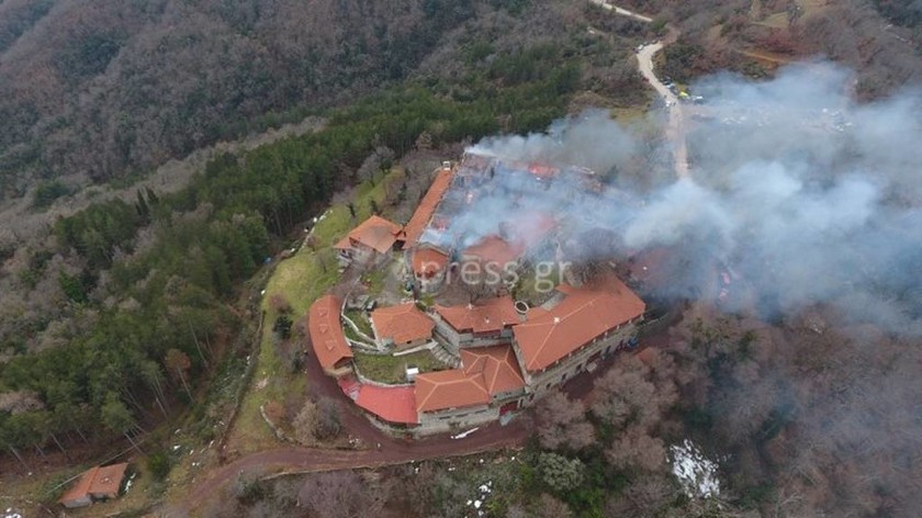 Ναύπακτος: Πυρκαγιά ξέσπασε στη Μονή Βαρνάκοβας (photo - video)