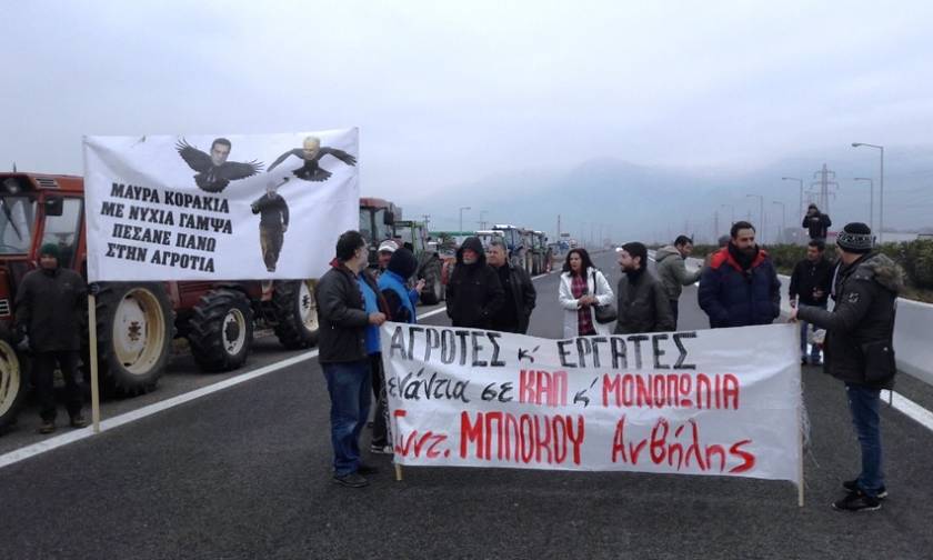 Μπλόκα αγροτών: Ο πρώτος αποκλεισμός της εθνικής οδού από το μπλόκο της Ανθήλης (vid)
