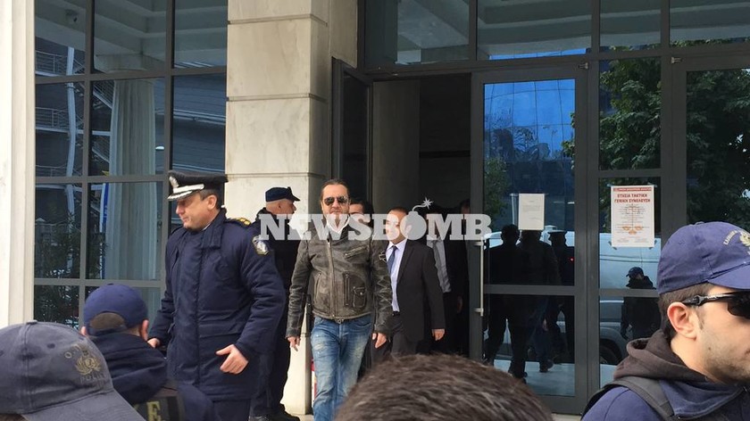 Υπό δρακόντεια μέτρα ασφαλείας έφτασαν στο Διοικητικό Πρωτοδικείο οι Τούρκοι αξιωματικοί (vid)