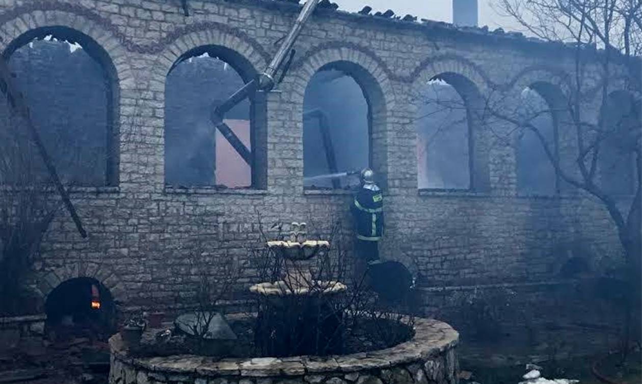 Νέες συγκλονιστικές εικόνες από τη μονή της Βαρνάκοβας - Έρευνες για τα αίτια της πυρκαγιάς