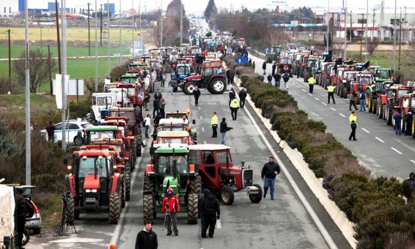 Μπλόκα αγροτών: Κλειστή επ' αόριστον η διασταύρωση στα πράσινα φανάρια πριν το «Μακεδονία»