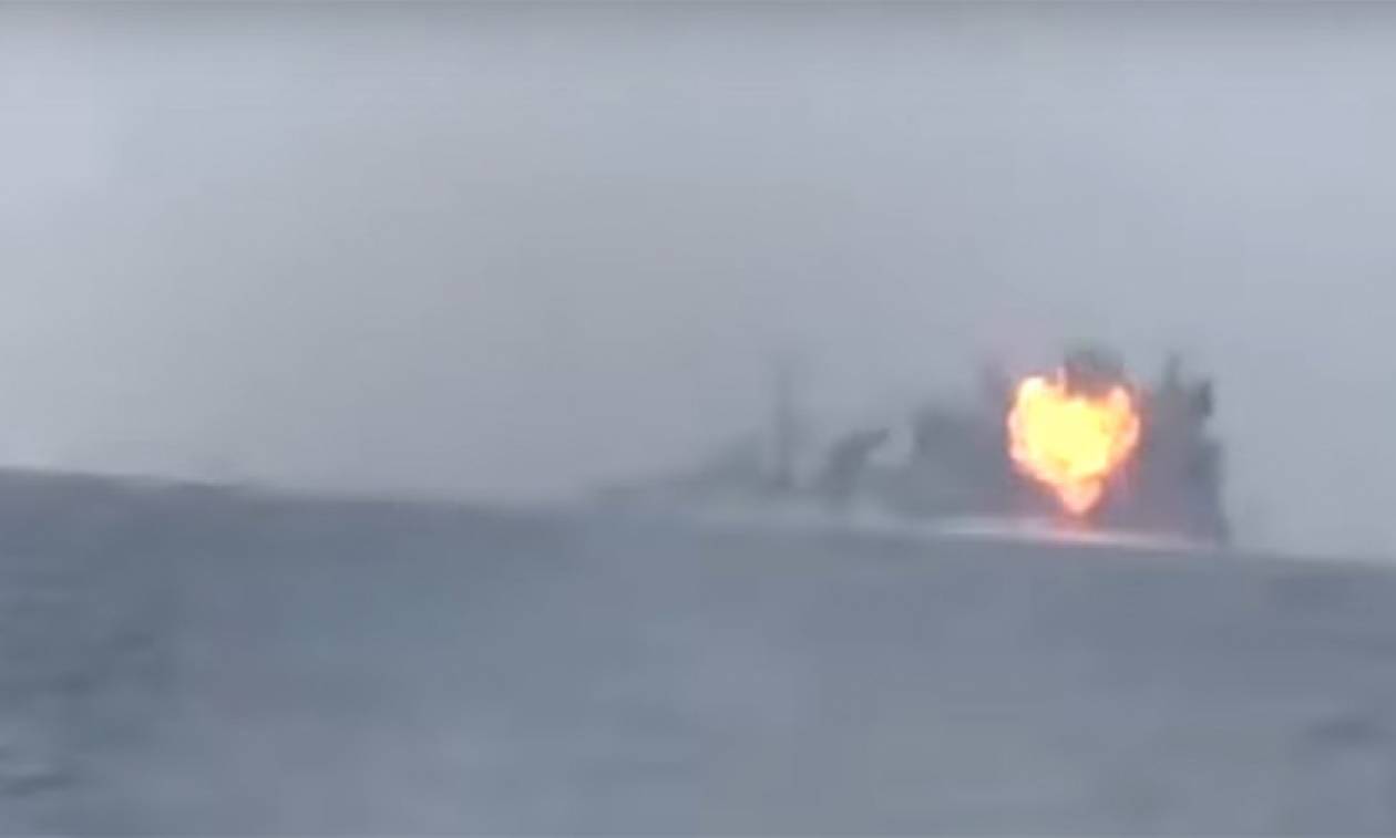 Βίντεο σοκ: Πλοία παγιδευμένα με εκρηκτικά πέφτουν πάνω σε φρεγάτα - Δύο ναύτες νεκροί