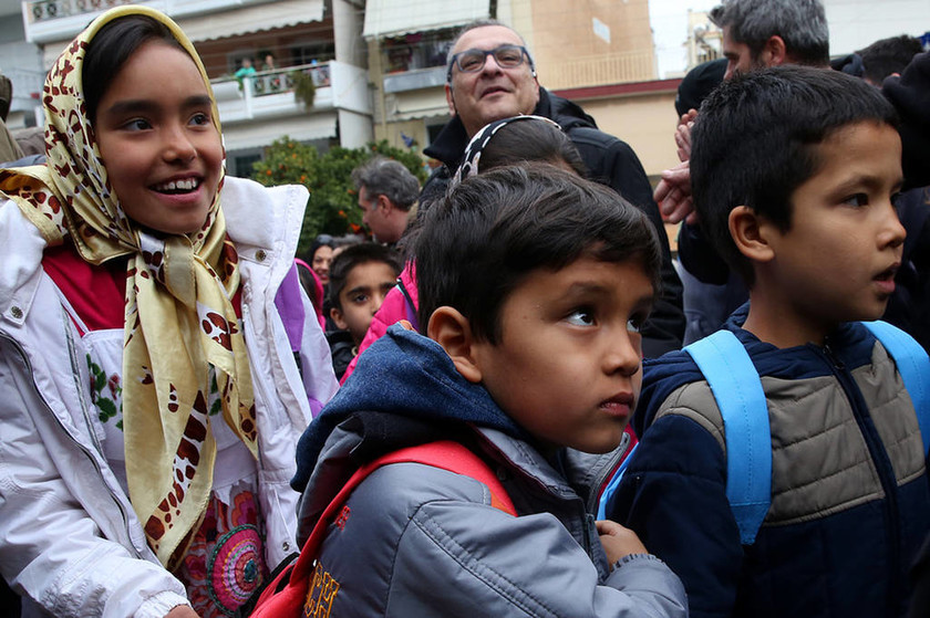 Στα θρανία του 15ου δημοτικού σχολείου Νίκαιας κάθισαν 27 προσφυγόπουλα (pics)