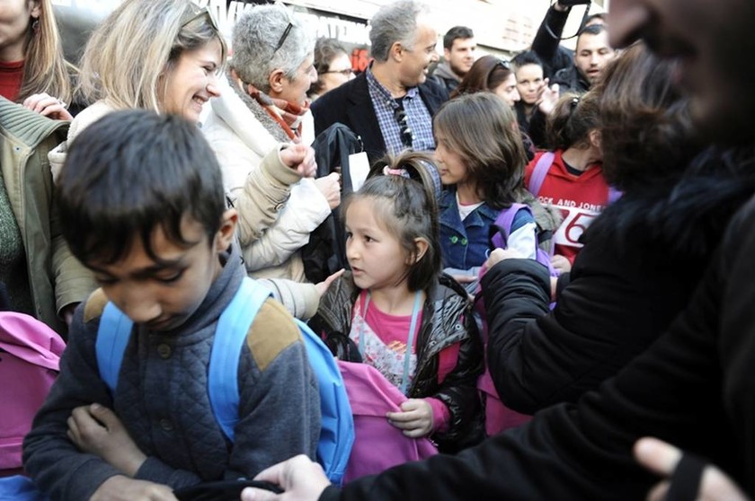 Θερμή υποδοχή στο 5ο δημοτικό σχολείο Κερατσινίου για 25 προσφυγόπουλα (pics)