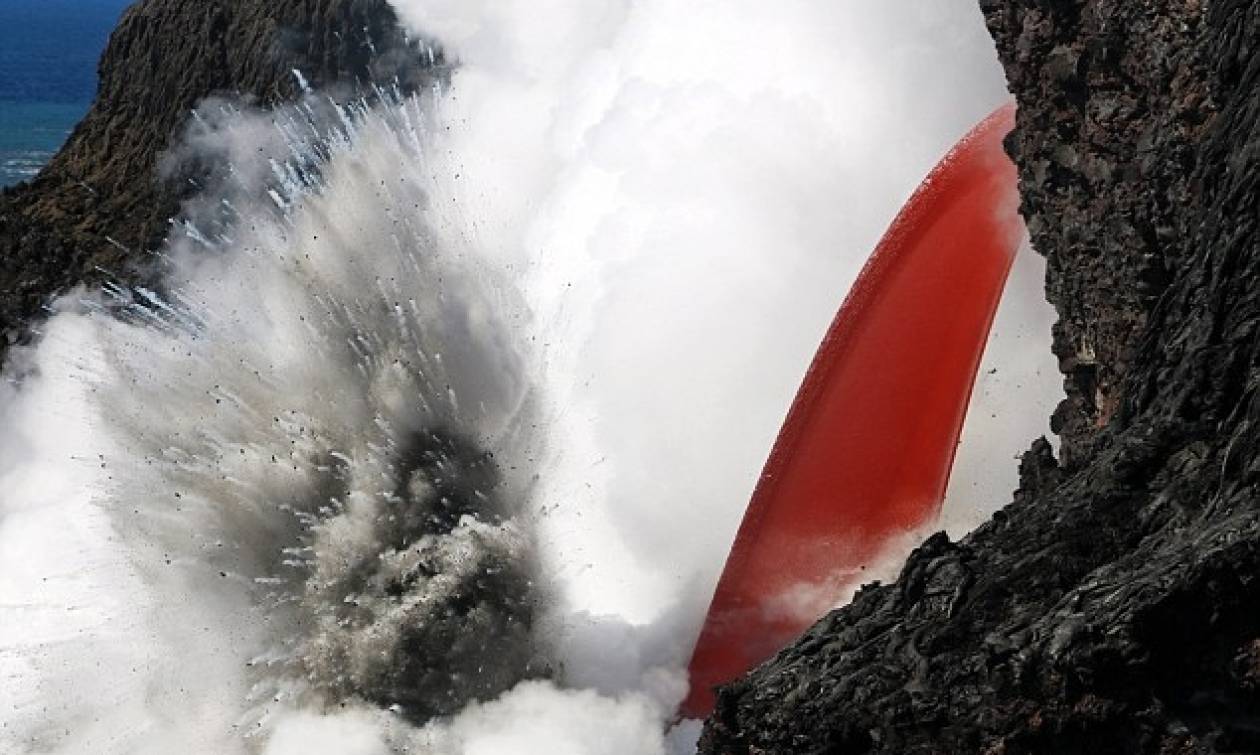 Μαγικές εικόνες: Η στιγμή που λάβα πέφτει στον παγωμένο ωκεανό! (vid)