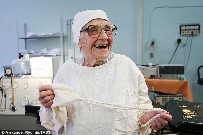 Απίστευτη: Η 90χρονη χειρουργός που... αρνείται να αφήσει το νυστέρι! (pics)