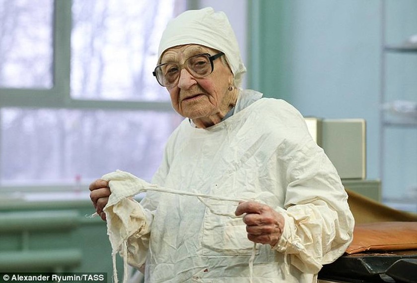 Απίστευτη: Η 90χρονη χειρουργός που... αρνείται να αφήσει το νυστέρι! (pics)