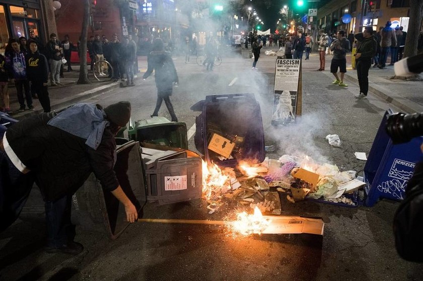 ΗΠΑ: Βίαιες διαδηλώσεις στο Μπέρκλεϊ ενάντια σε Ελληνοβρετανό ακροδεξιό ομιλητή (Pics+Vids)