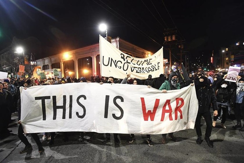 ΗΠΑ: Βίαιες διαδηλώσεις στο Μπέρκλεϊ ενάντια σε Ελληνοβρετανό ακροδεξιό ομιλητή (Pics+Vids)
