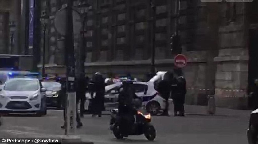 Συναγερμός στο Παρίσι: Επίθεση στο Λούβρο - Αποκλεισμένη η περιοχή (Vid)