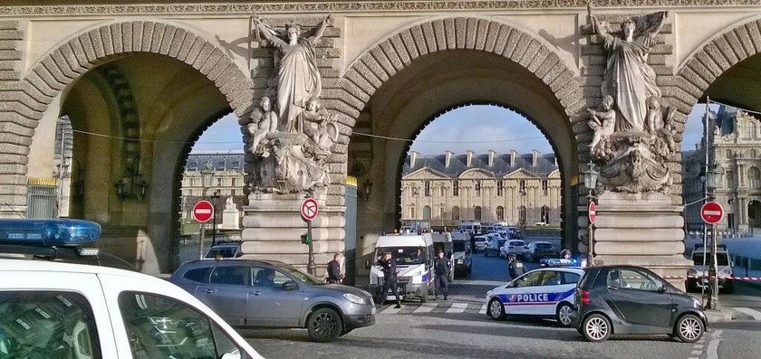 Συναγερμός στο Παρίσι: Επίθεση στο Λούβρο - Αποκλεισμένη η περιοχή (Vid)