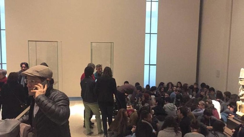 Παρίσι: Τρομοκρατική επίθεση στο Λούβρο - Πάνω από 250 άτομα εγκλωβισμένα στο μουσείο (Pic)