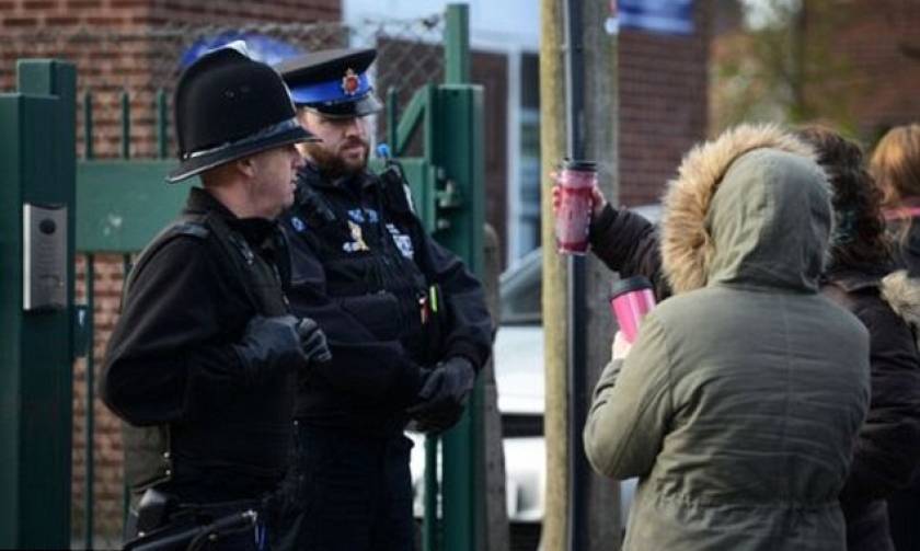 Συναγερμός στην Αγγλία: «Ένοπλος» έξω από δημοτικό σχολείο στο Μάντσεστερ (Pics)