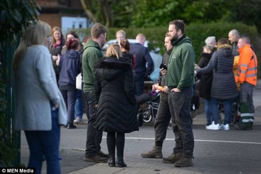 Συναγερμός στην Αγγλία: Ένοπλος έξω από δημοτικό σχολείο στο Μάντσεστερ (Pics)