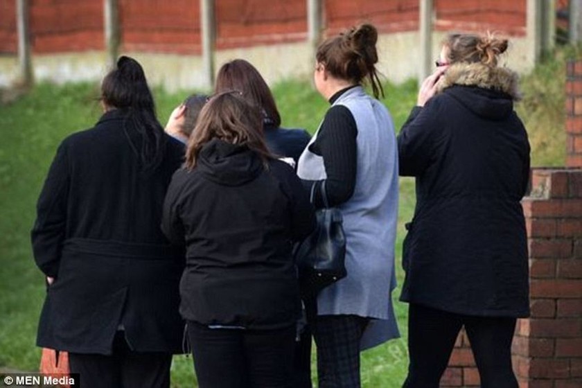 Συναγερμός στην Αγγλία: Ένοπλος έξω από δημοτικό σχολείο στο Μάντσεστερ (Pics)