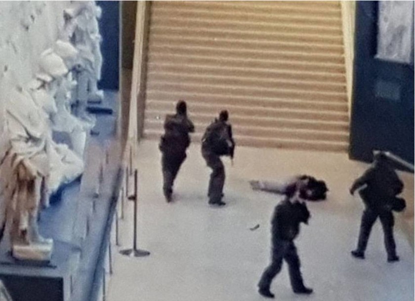 Παρίσι: Τρομοκρατική επίθεση στο Λούβρο - Φωτογραφία-ντοκουμέντο από τη στιγμή των πυροβολισμών 