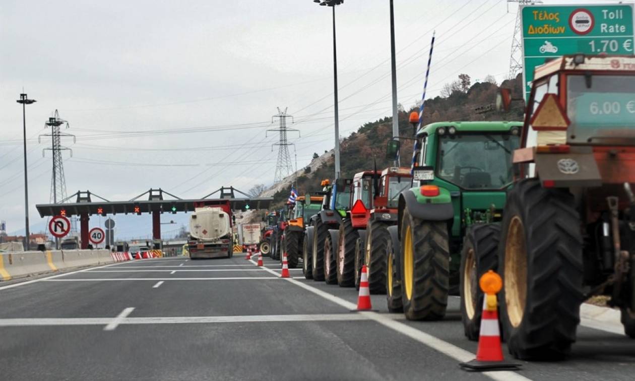 Μπλόκα αγροτών: Στο «Μακεδονία» με τα τρακτέρ επιχειρούν να μπουν αγρότες
