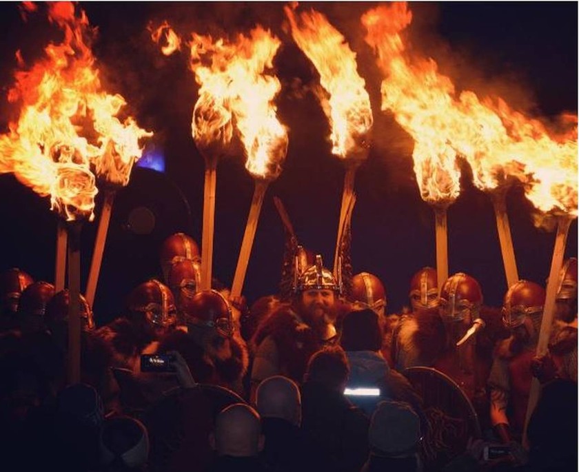 Μέχρι οι φλόγες να φθάσουν στη Βαλχάλα: Εκατοντάδες Βίκινγκ «πυρπολούν» τη Σκωτία (Pics)