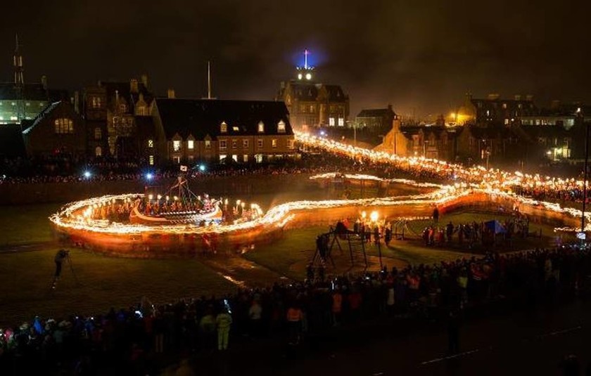 Μέχρι οι φλόγες να φθάσουν στη Βαλχάλα: Εκατοντάδες Βίκινγκ «πυρπολούν» τη Σκωτία (Pics)