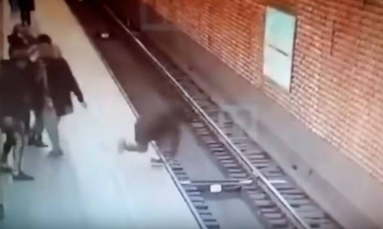 Τρομακτικό βίντεο: Έσπρωξε τον φίλο του στις γραμμές του μετρό και τον σκότωσε!