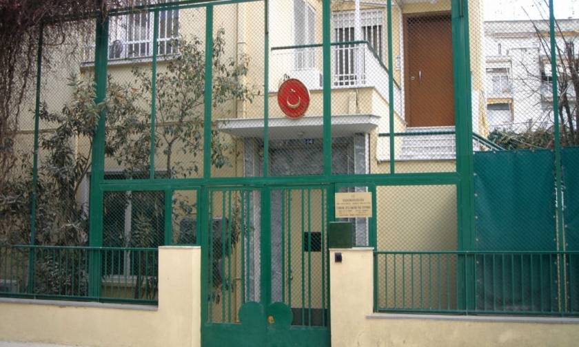 Επίθεση με μπογιές στο Τουρκικό προξενείο στην Κομοτηνή