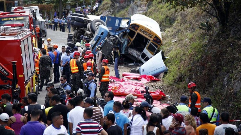 Τραγωδία στην Ονδούρα: 16 νεκροί από τη σύγκρουση λεωφορείου με φορτηγό (pic)